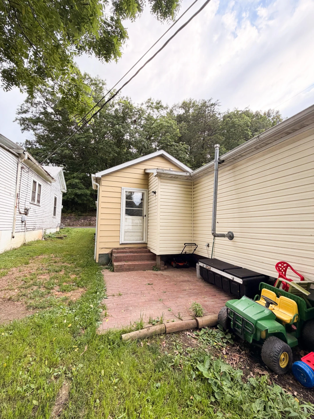 836 Brussels AVE - Photo 6