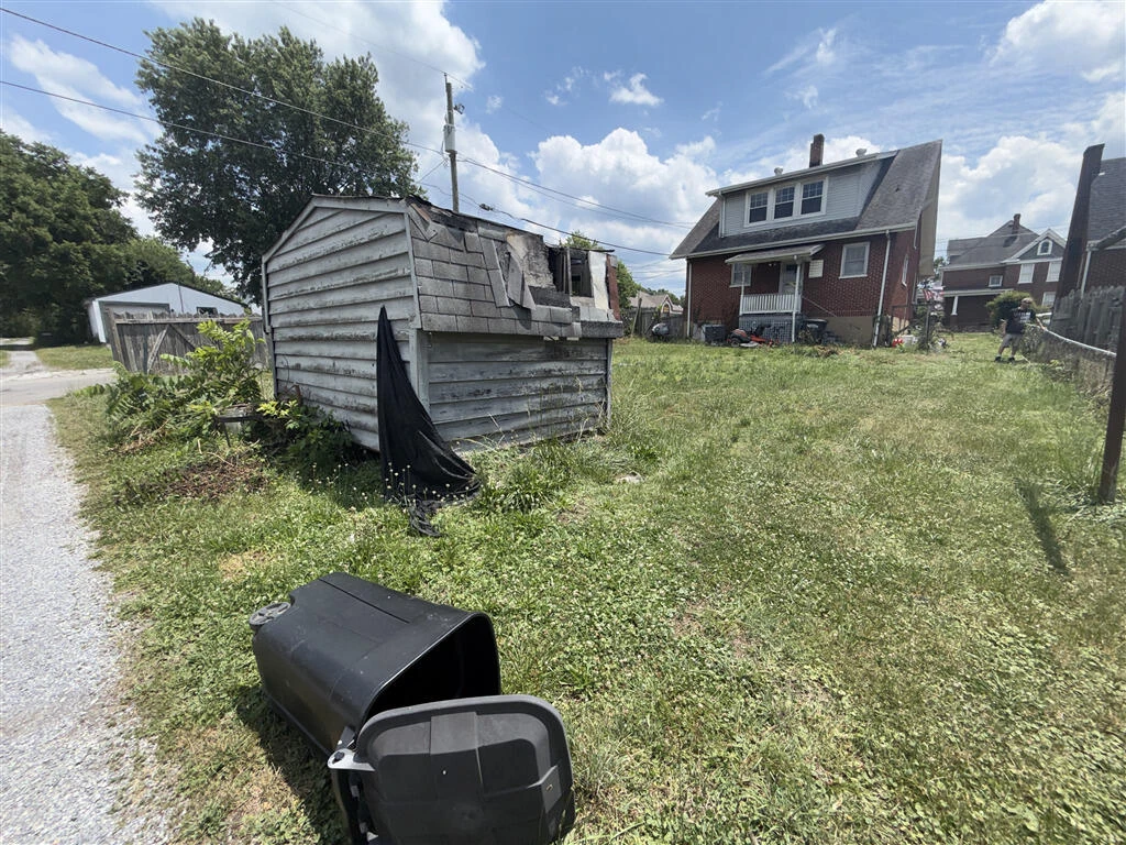 200 Cedar AVE - Photo 5
