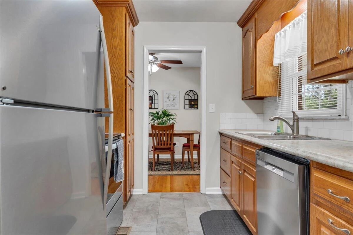 2834 Neil DR - Photo 12