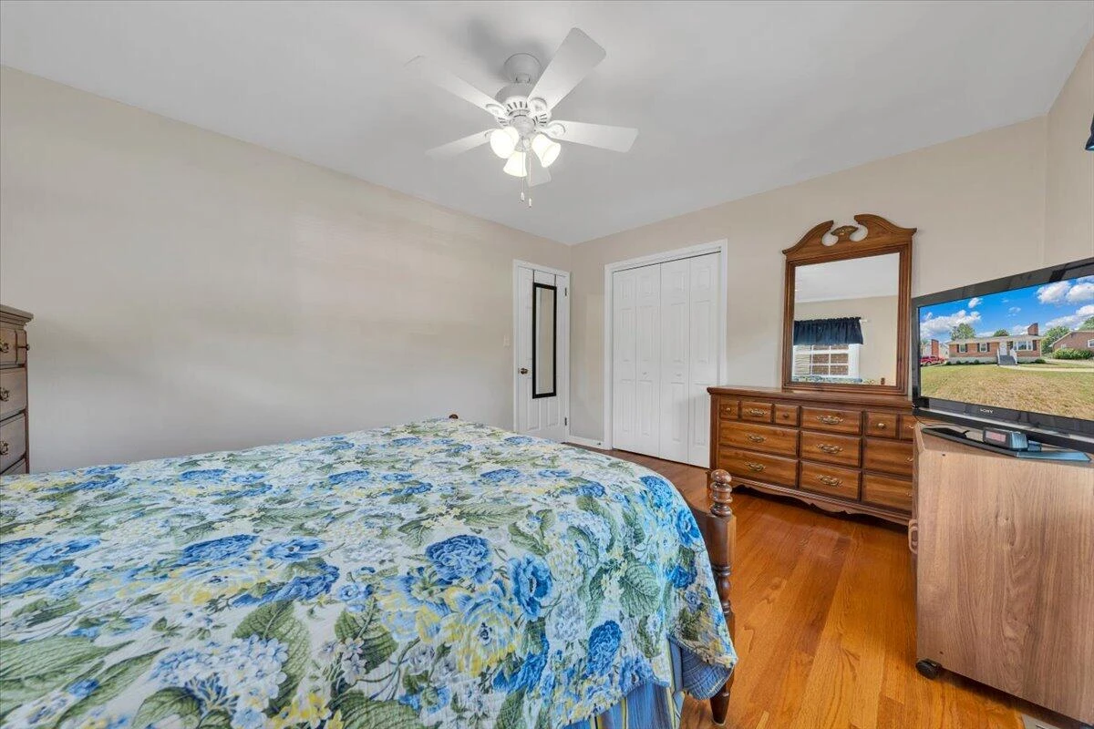 2834 Neil DR - Photo 18