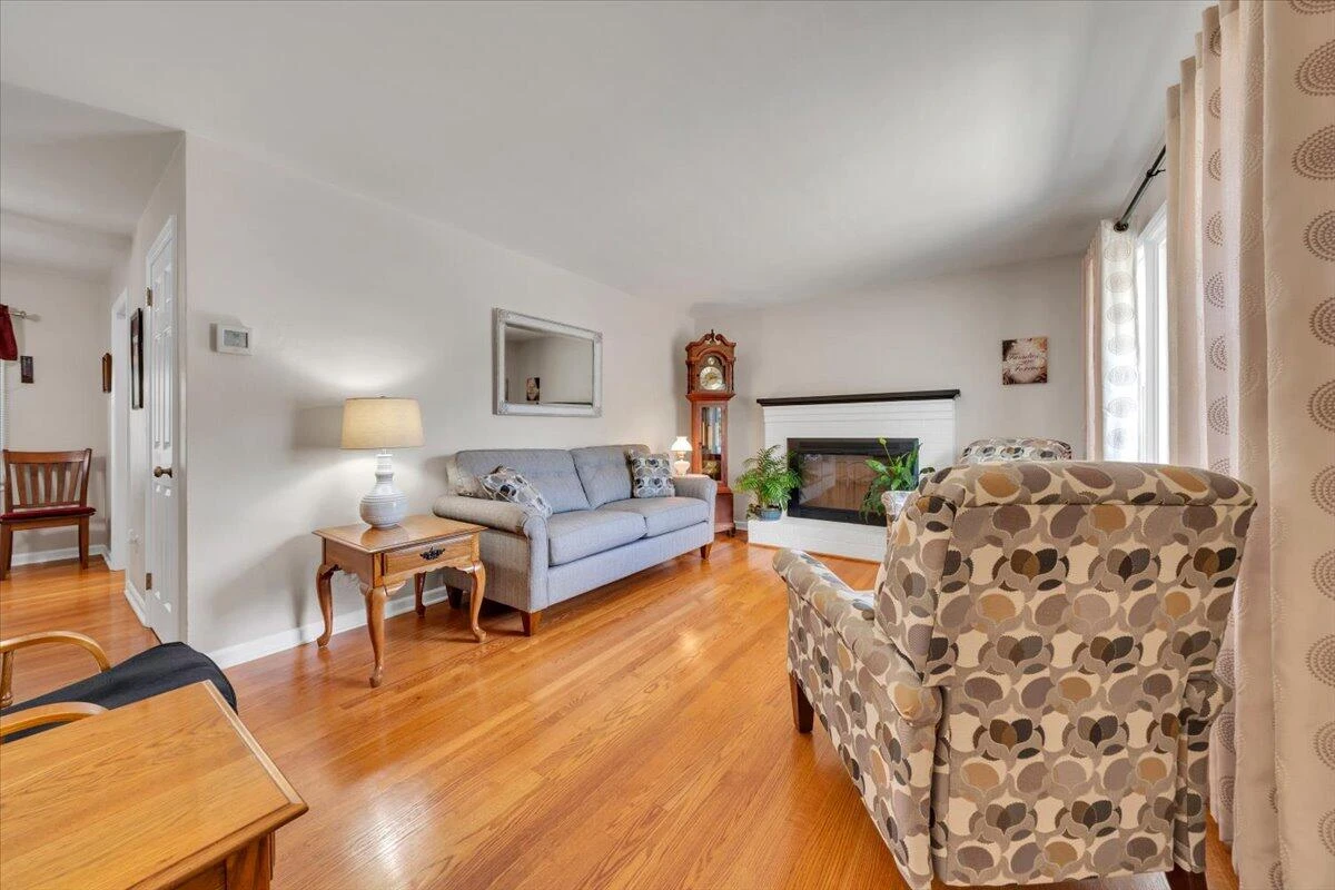 2834 Neil DR - Photo 3
