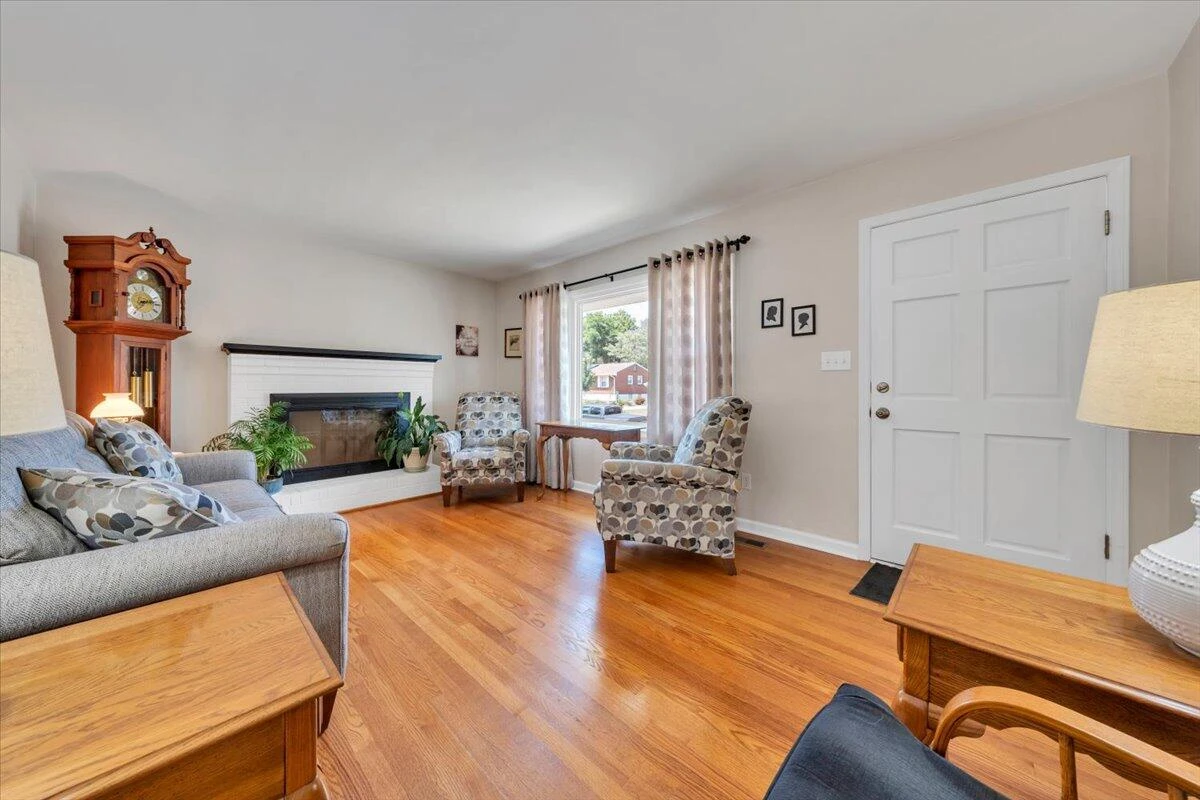 2834 Neil DR - Photo 4
