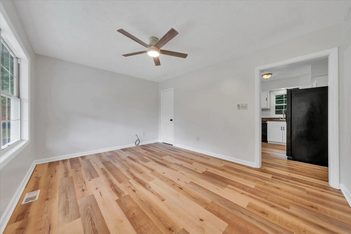 366 Bridge ST N - Photo 4