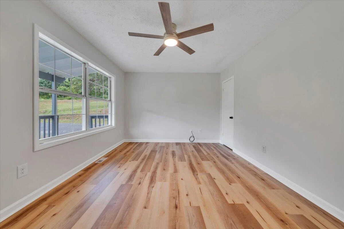 366 Bridge ST N - Photo 5