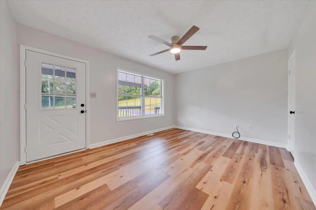 366 Bridge ST N - Photo 6