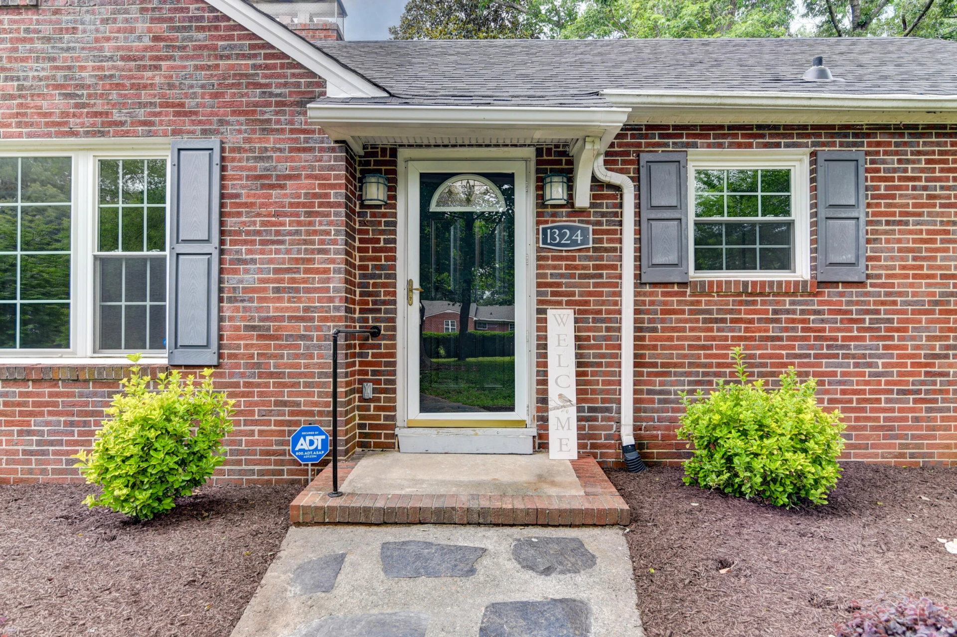 1324 South AVE - Photo 2