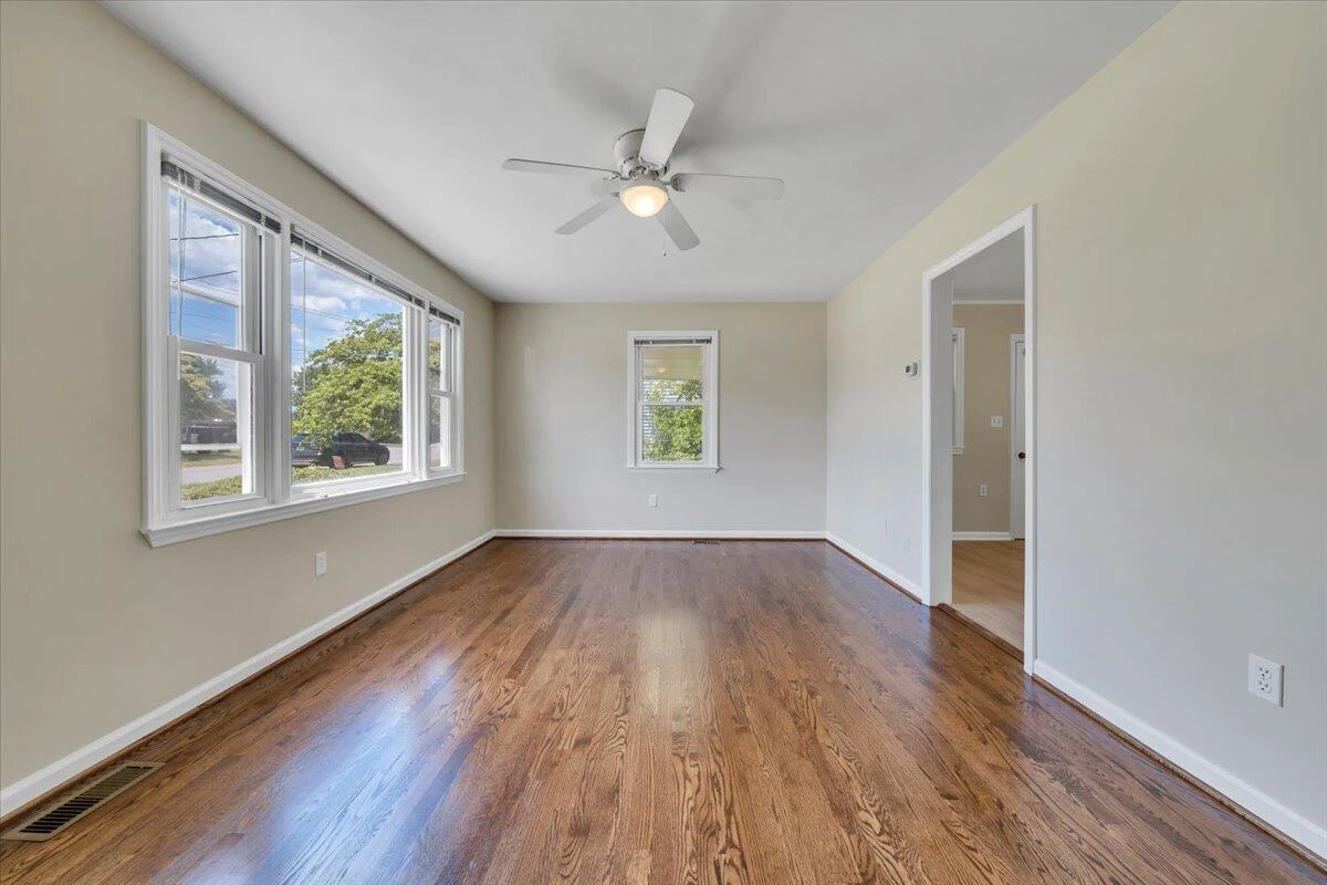 4933 Hildebrand RD NE - Photo 4