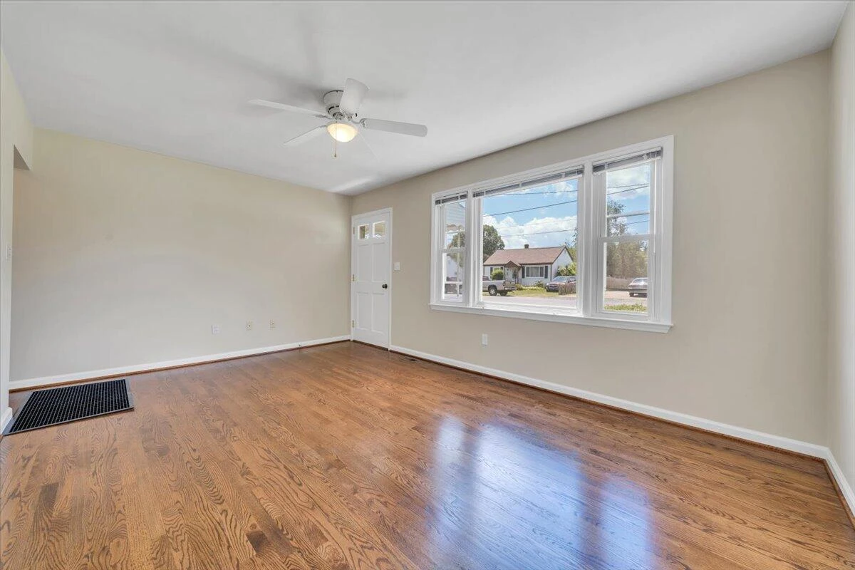 4933 Hildebrand RD NE - Photo 5