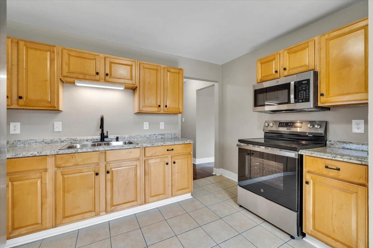 1451 Greenbrier AVE SE - Photo 3