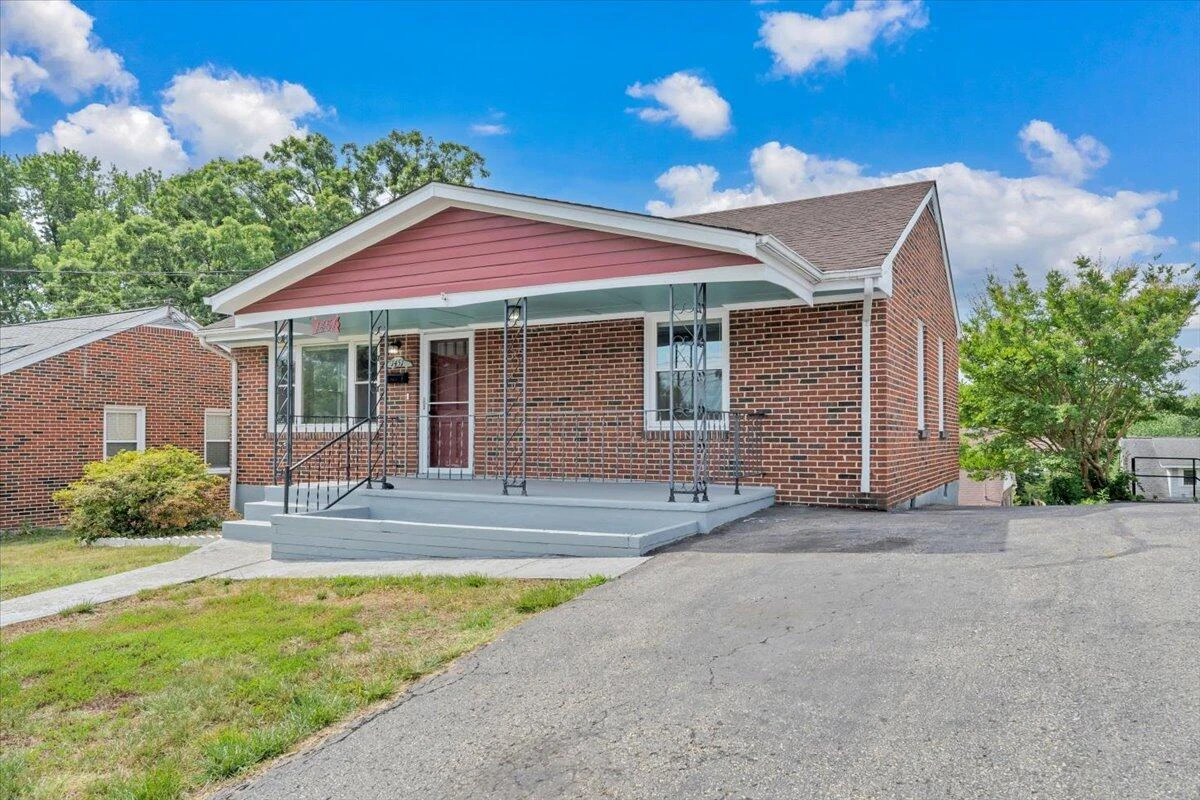1451 Greenbrier AVE SE - Photo 5