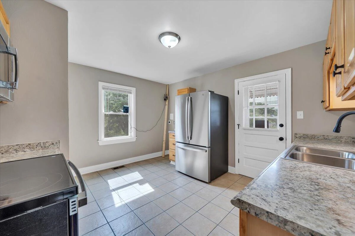1451 Greenbrier AVE SE - Photo 7
