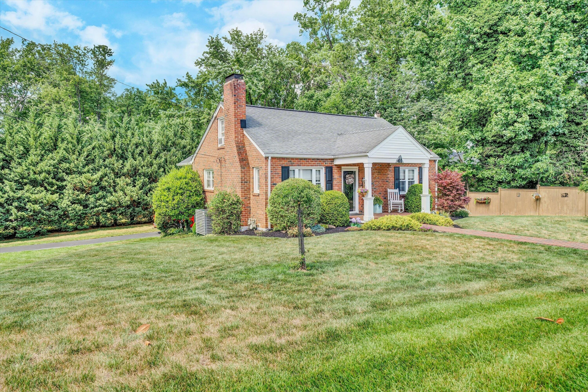 410 Parkdale DR - Photo 2