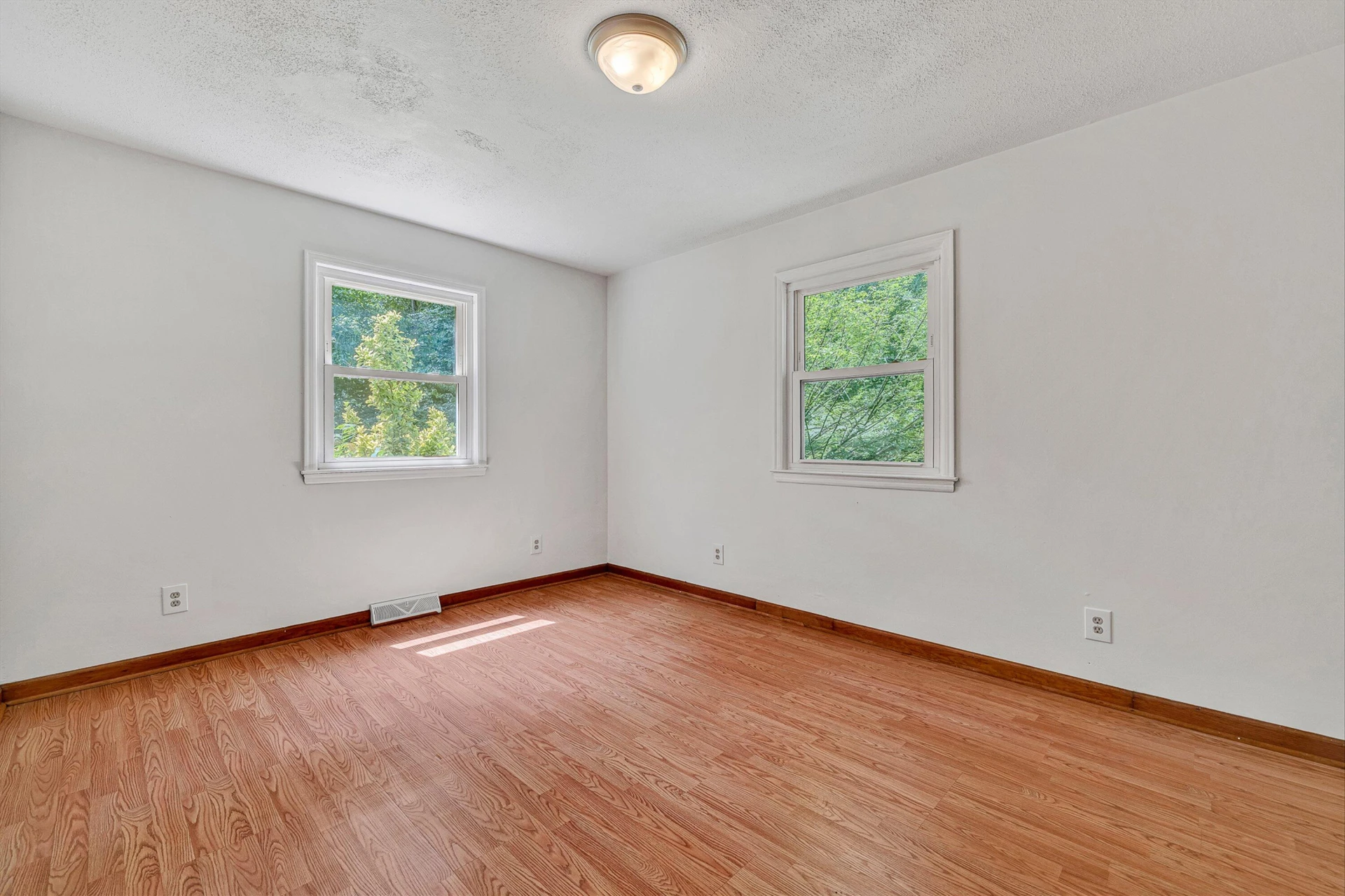 589 4th ST - Photo 11