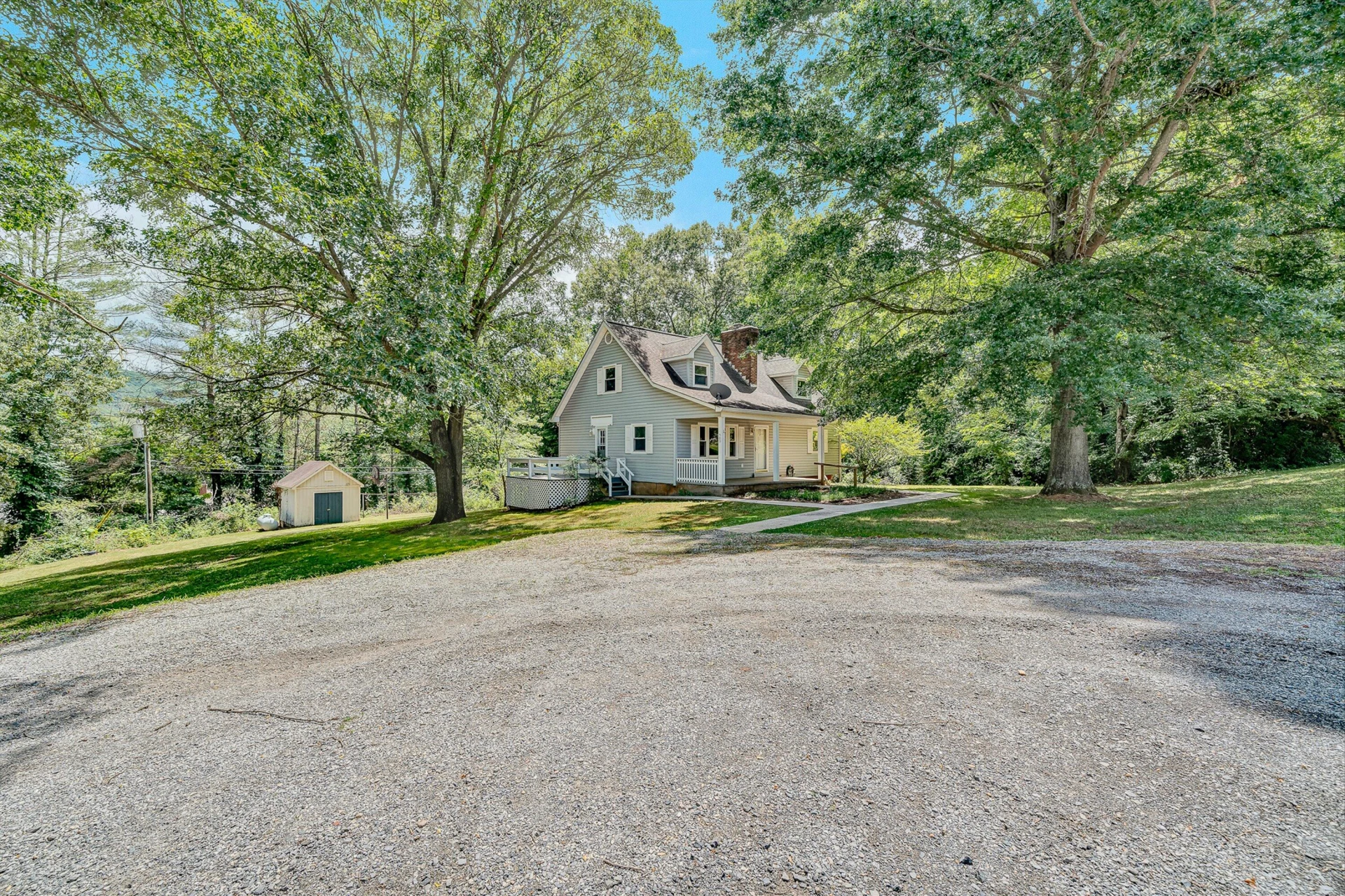589 4th ST - Photo 3