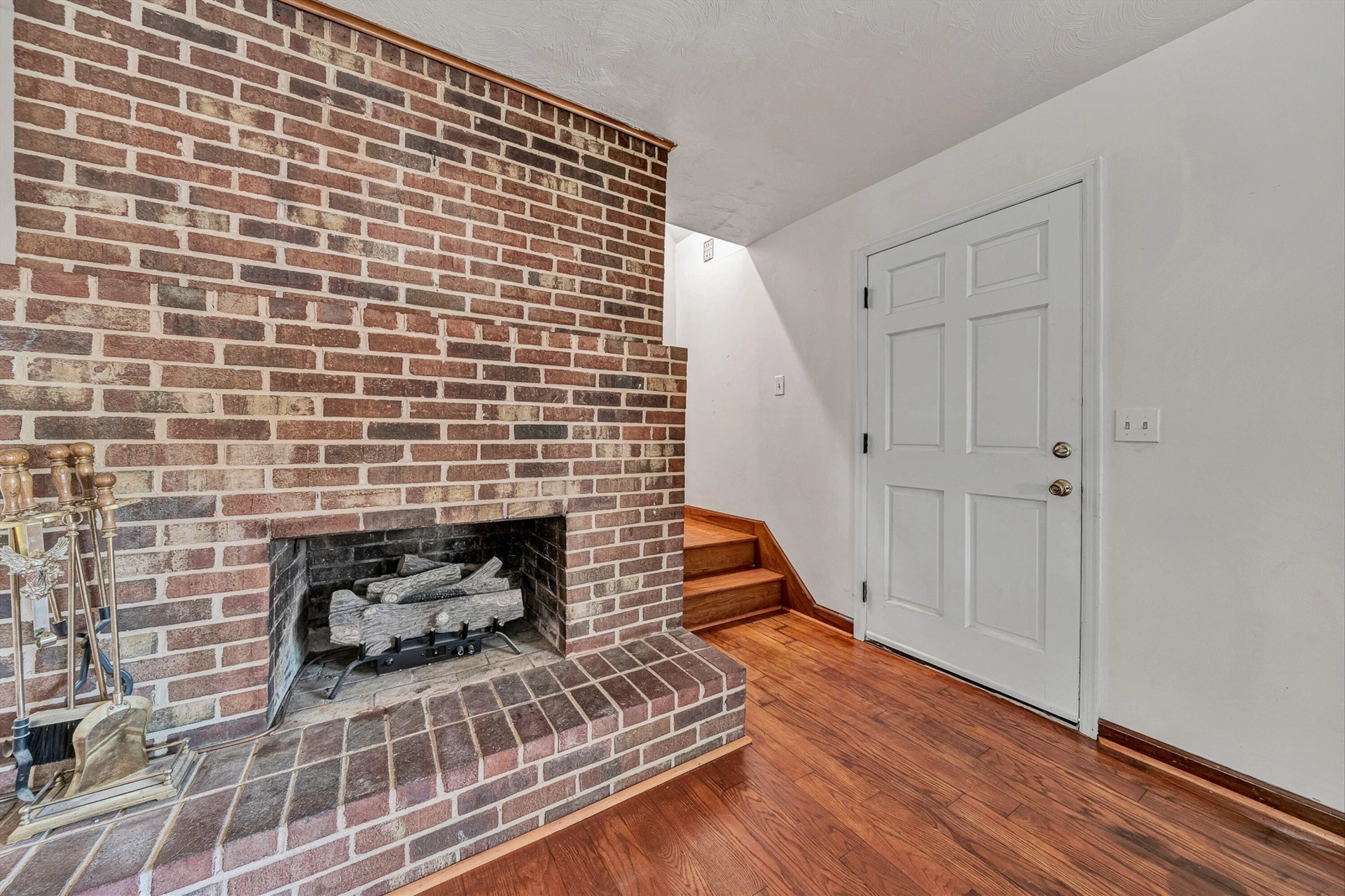 589 4th ST - Photo 5
