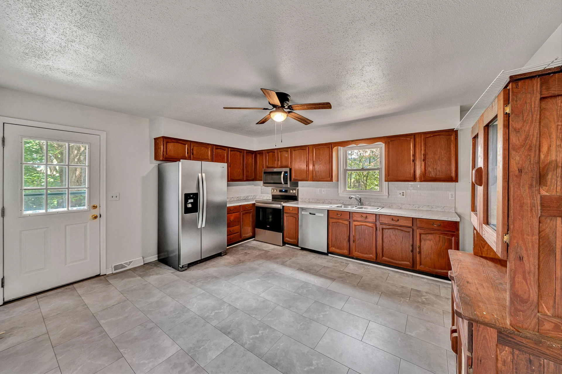 589 4th ST - Photo 6
