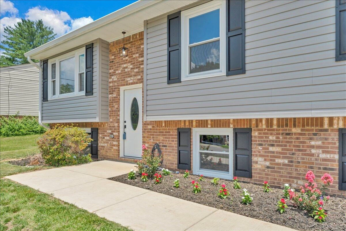 823 Brownwood DR NW - Photo 3