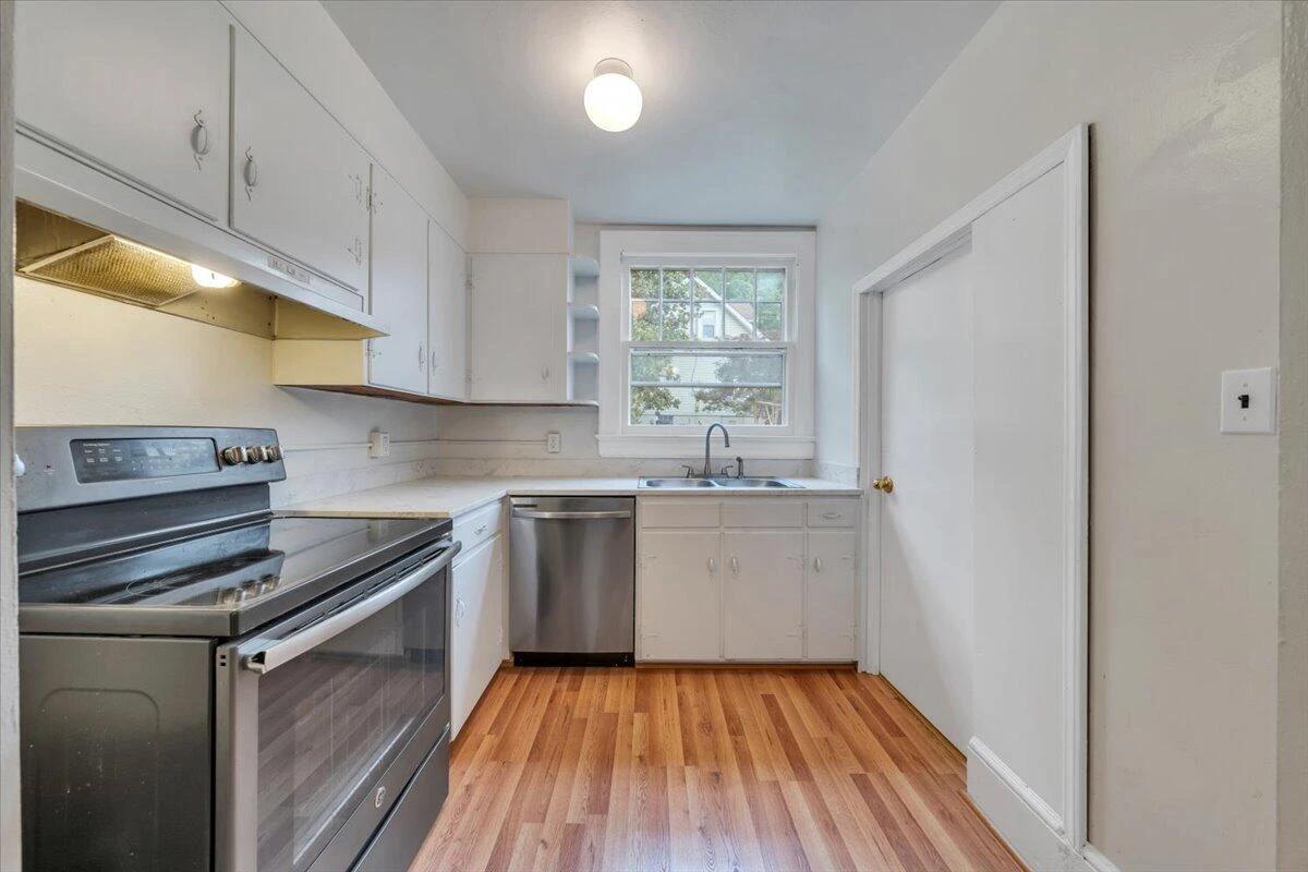 1364 Rose AVE SE - Photo 18