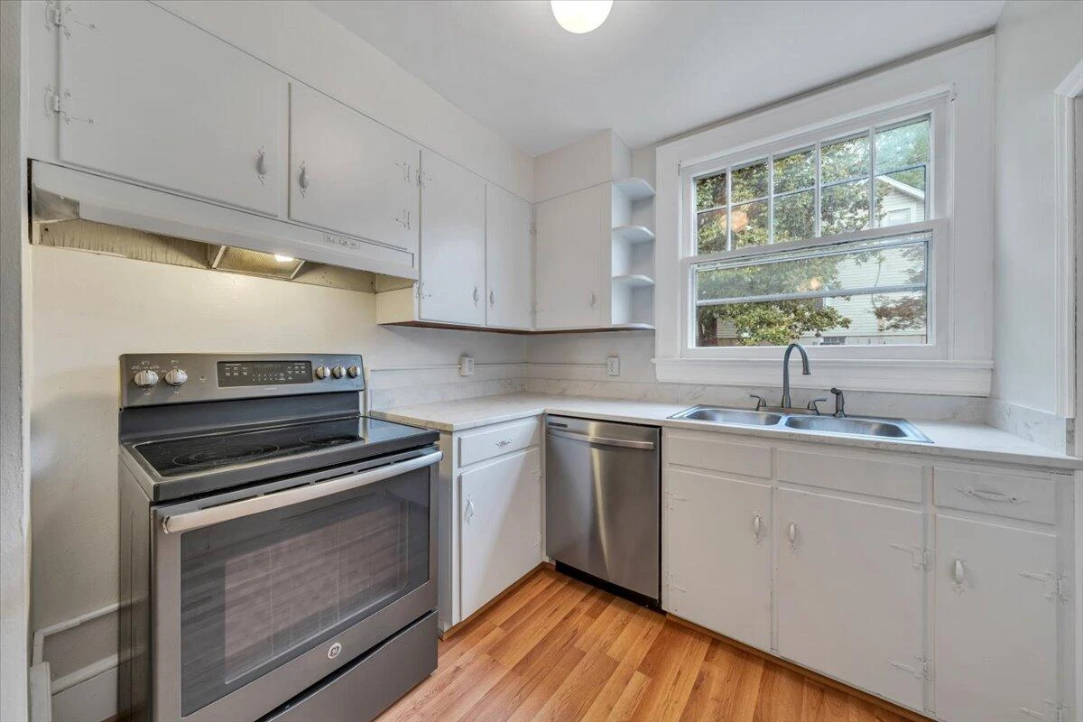 1364 Rose AVE SE - Photo 19