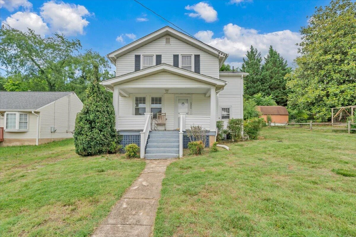 1364 Rose AVE SE - Photo 2
