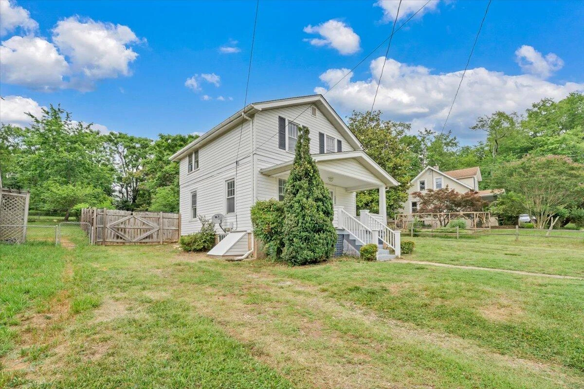 1364 Rose AVE SE - Photo 3