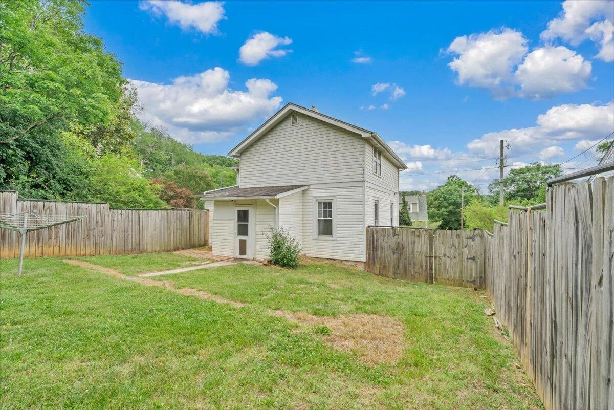 1364 Rose AVE SE - Photo 32