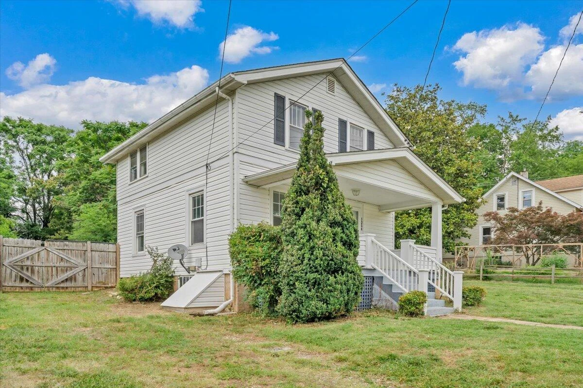 1364 Rose AVE SE - Photo 4