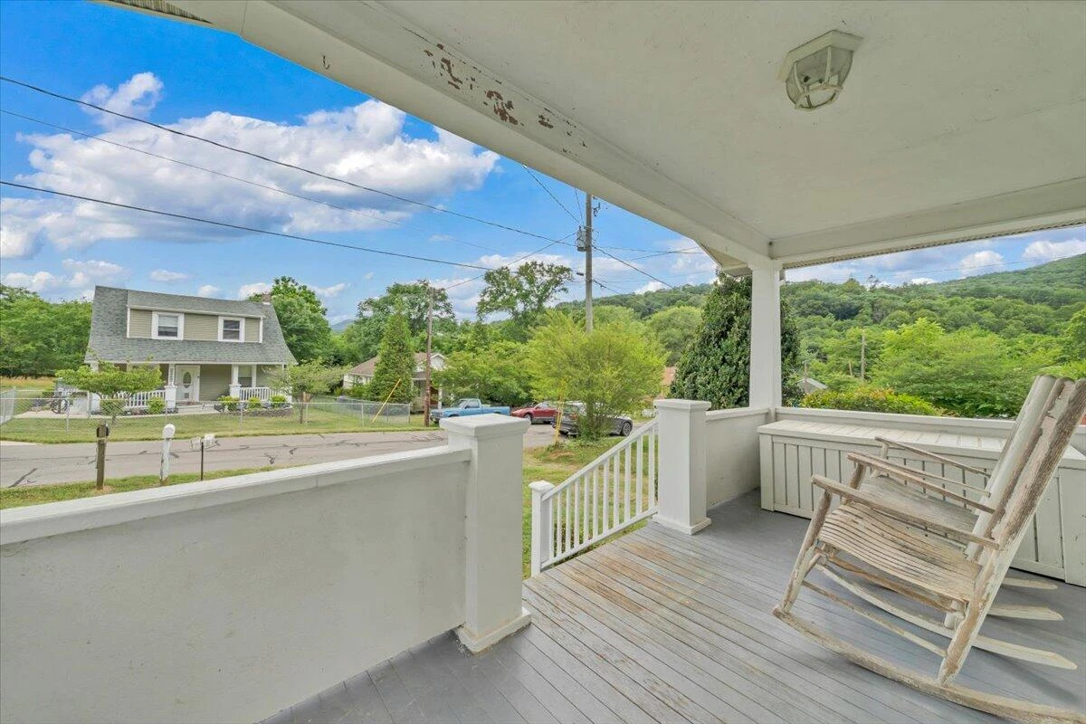 1364 Rose AVE SE - Photo 5