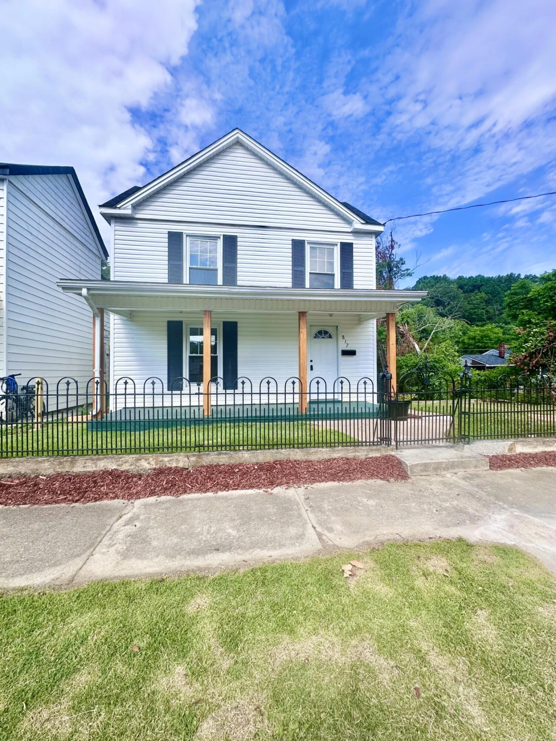 817 Rose AVE