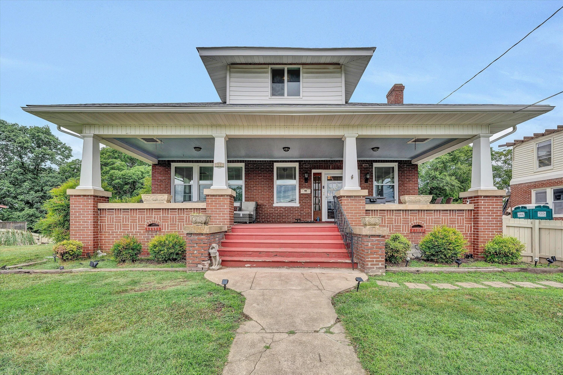 323 N Maple ST