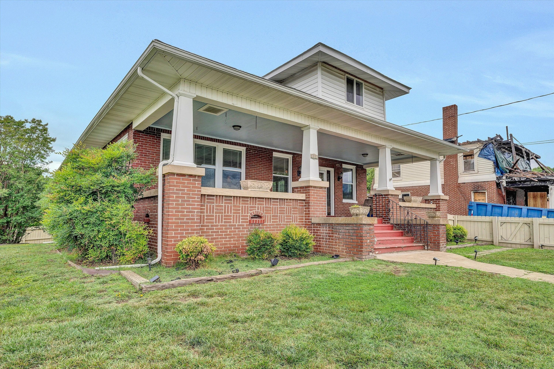 323 N Maple ST - Photo 2