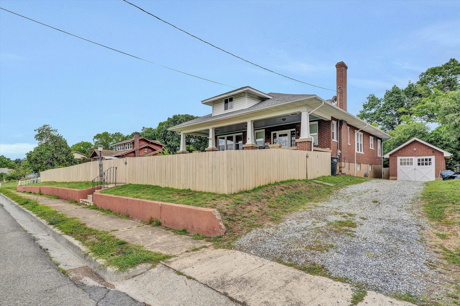 323 N Maple ST - Photo 3