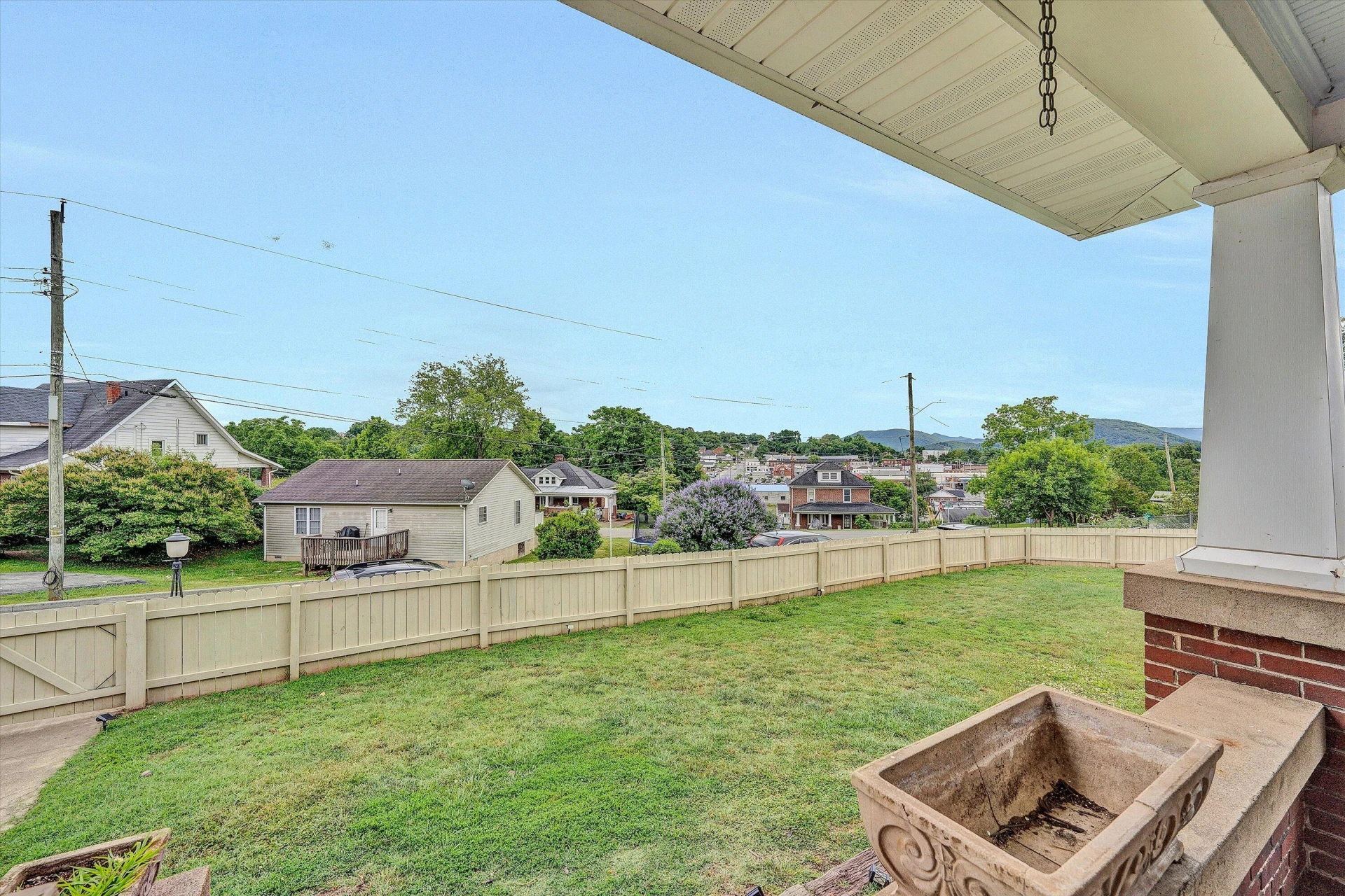 323 N Maple ST - Photo 9