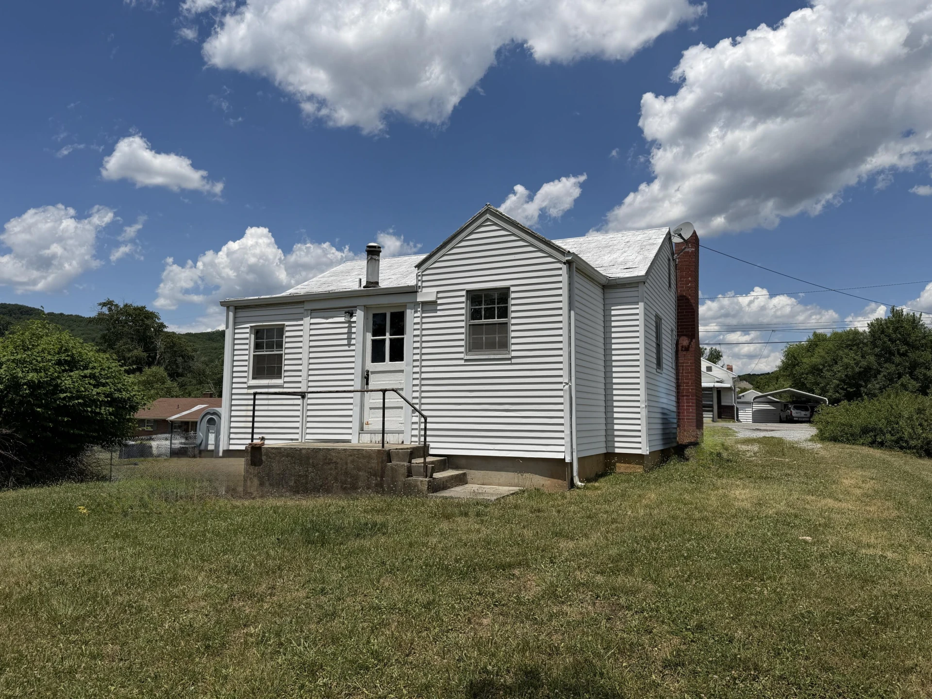 1213 Victory RD SE - Photo 2