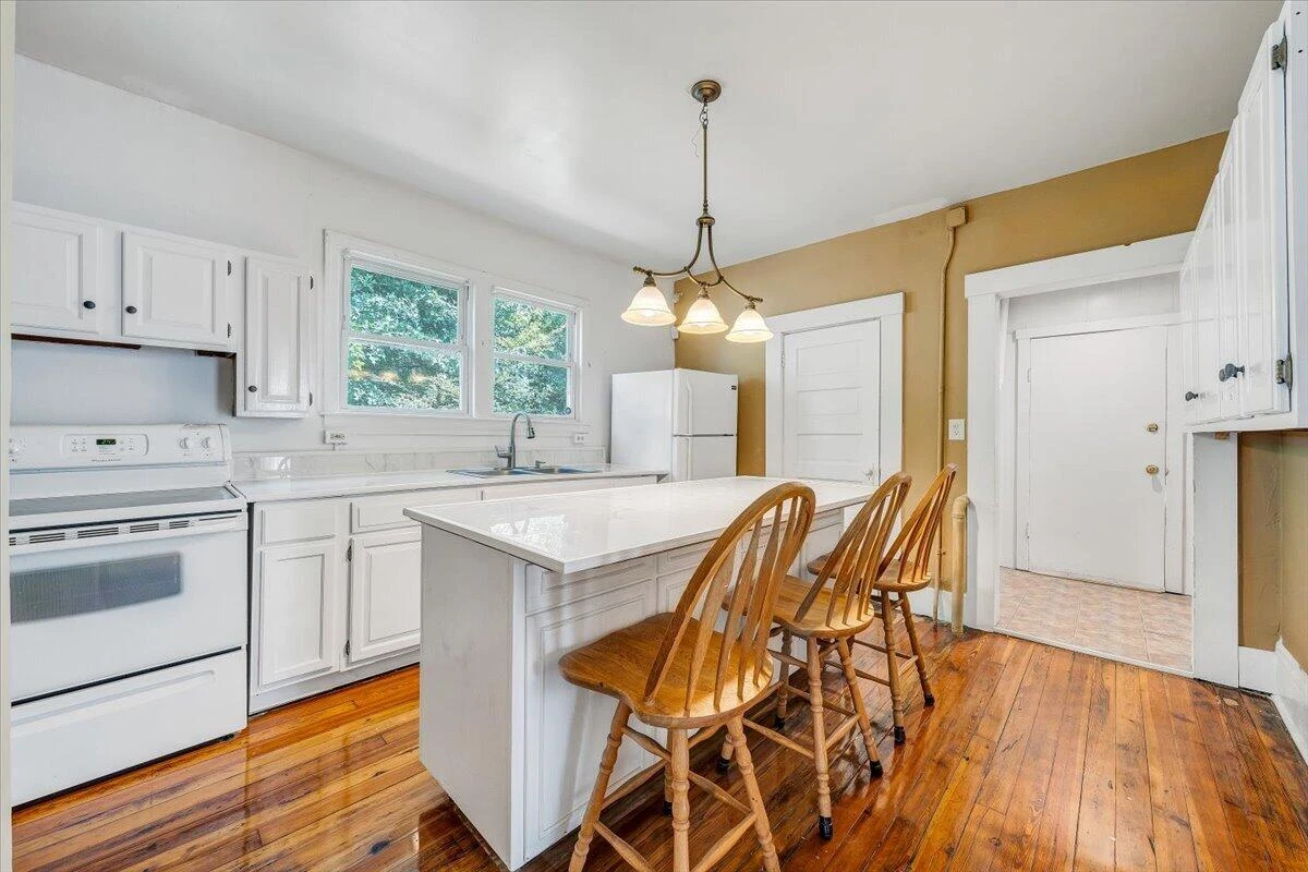 916 Madison AVE NW - Photo 9