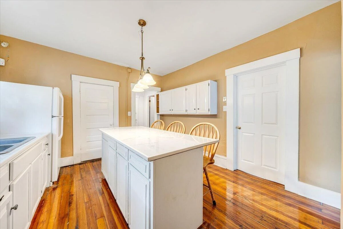 916 Madison AVE NW - Photo 8