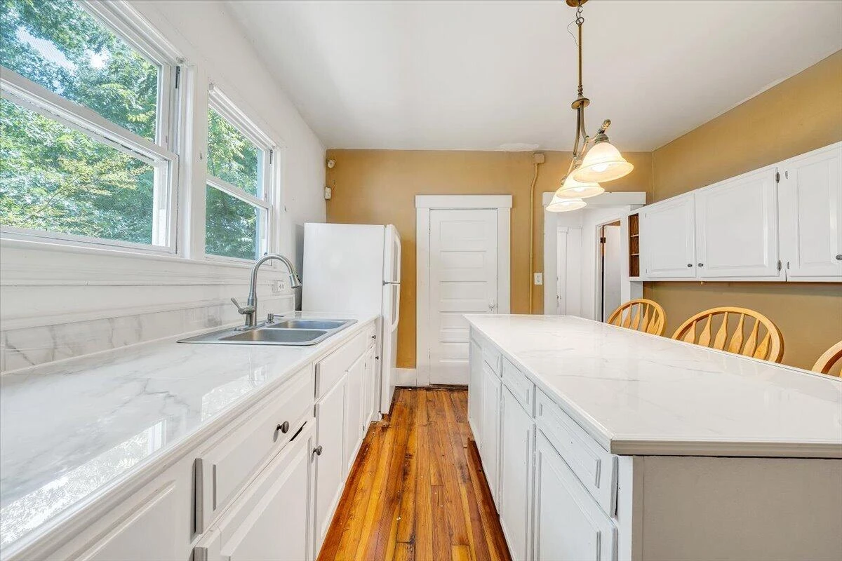916 Madison AVE NW - Photo 10