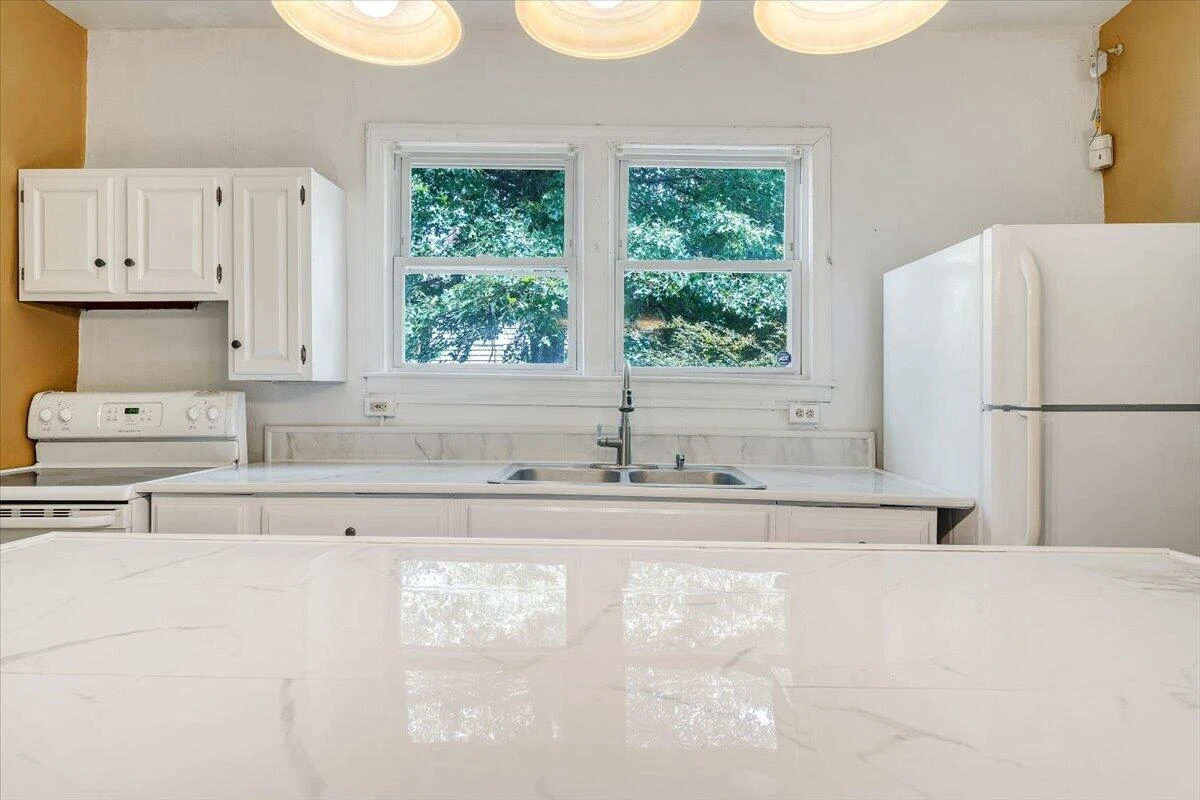 916 Madison AVE NW - Photo 21