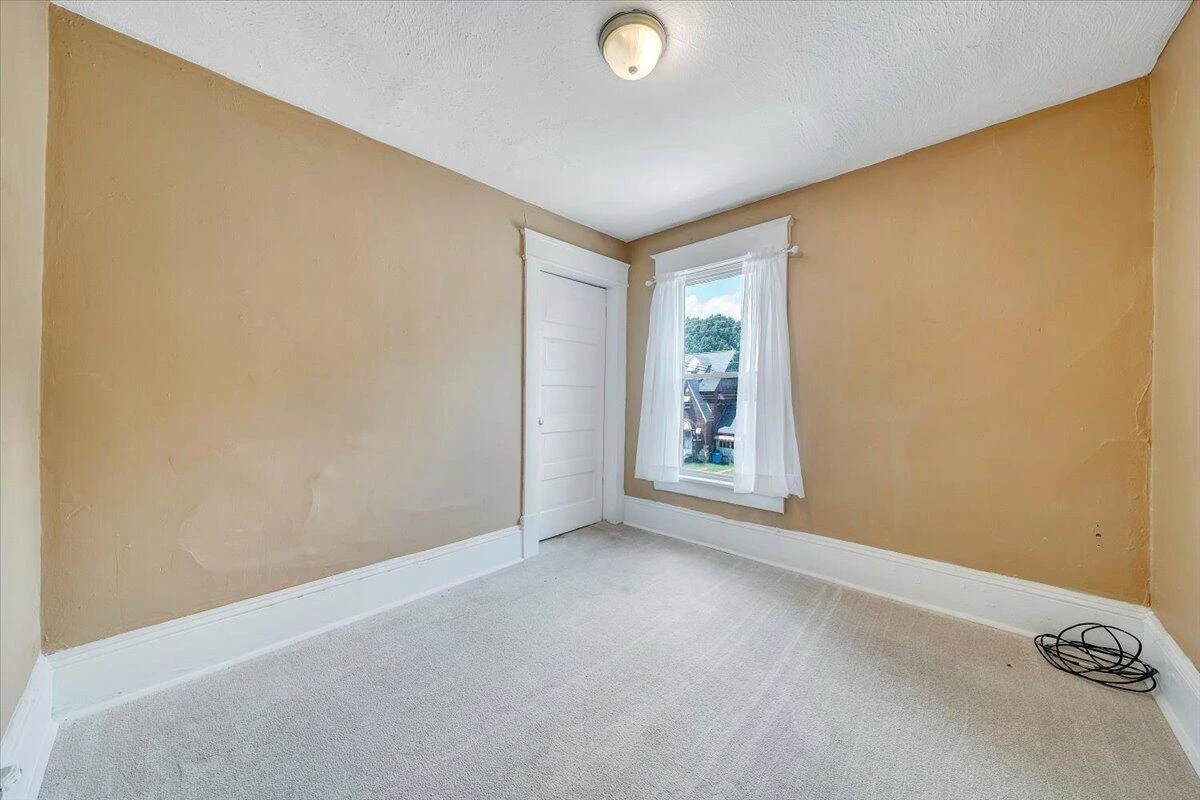 916 Madison AVE NW - Photo 30