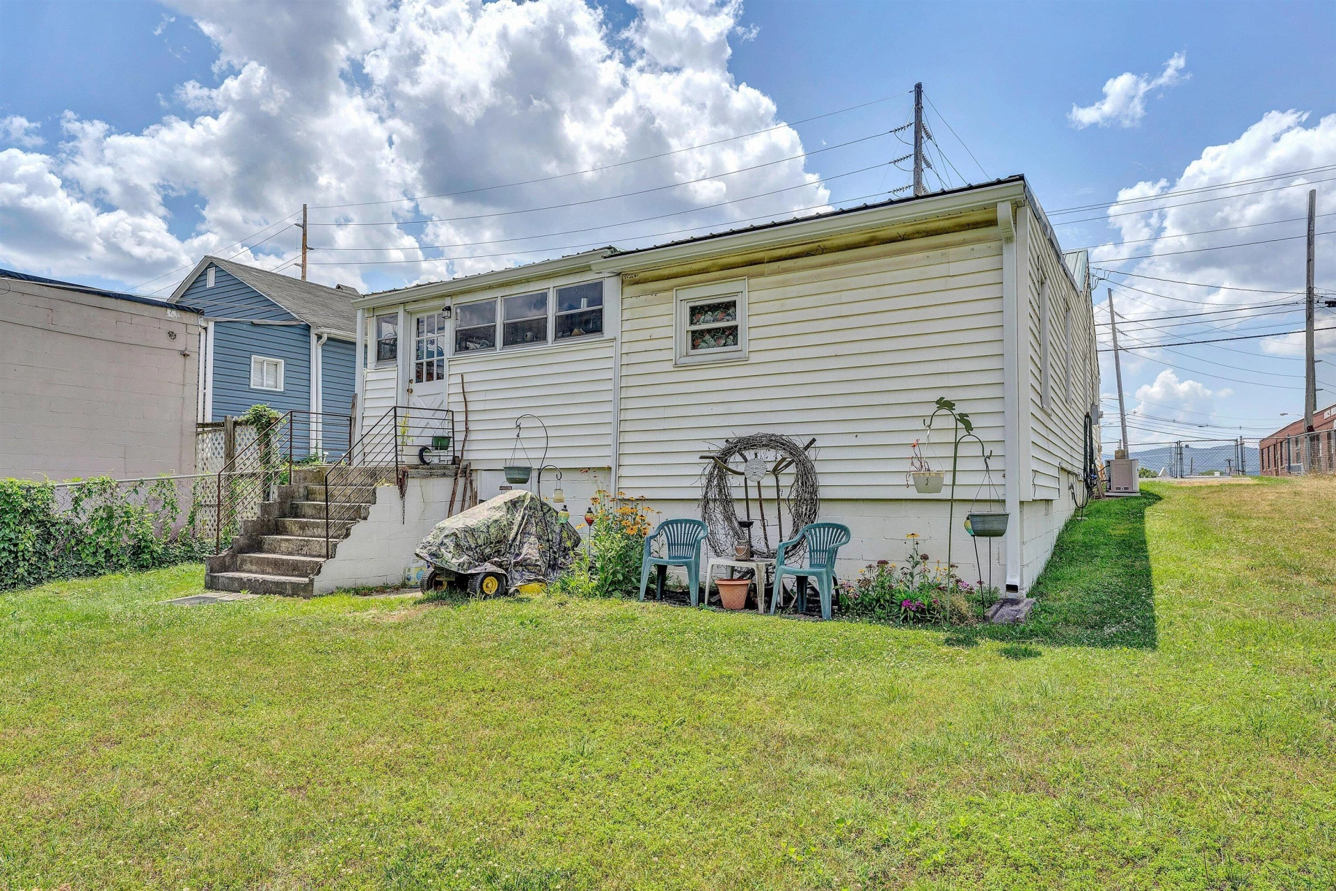 218 Maple ST - Photo 16