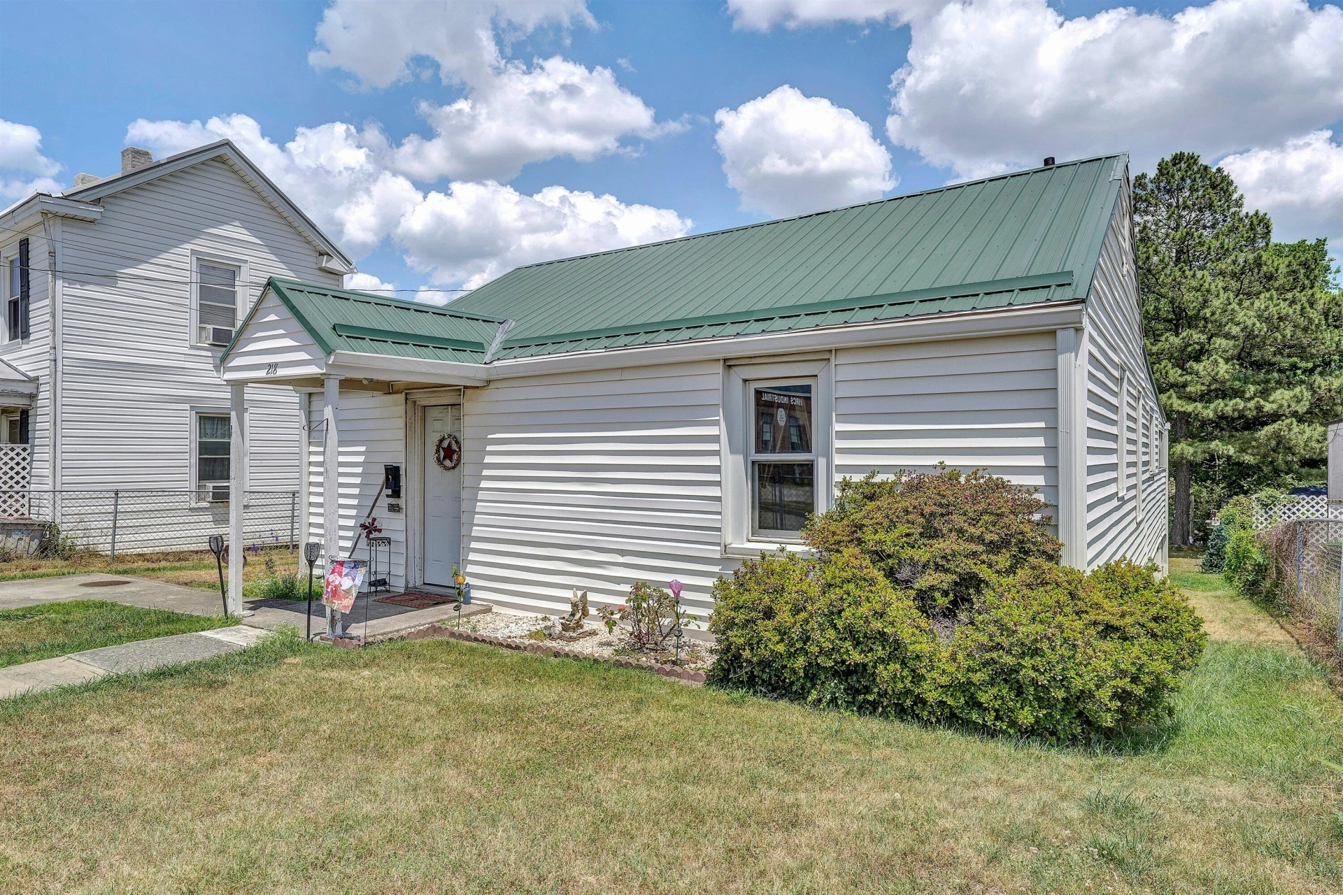 218 Maple ST - Photo 2