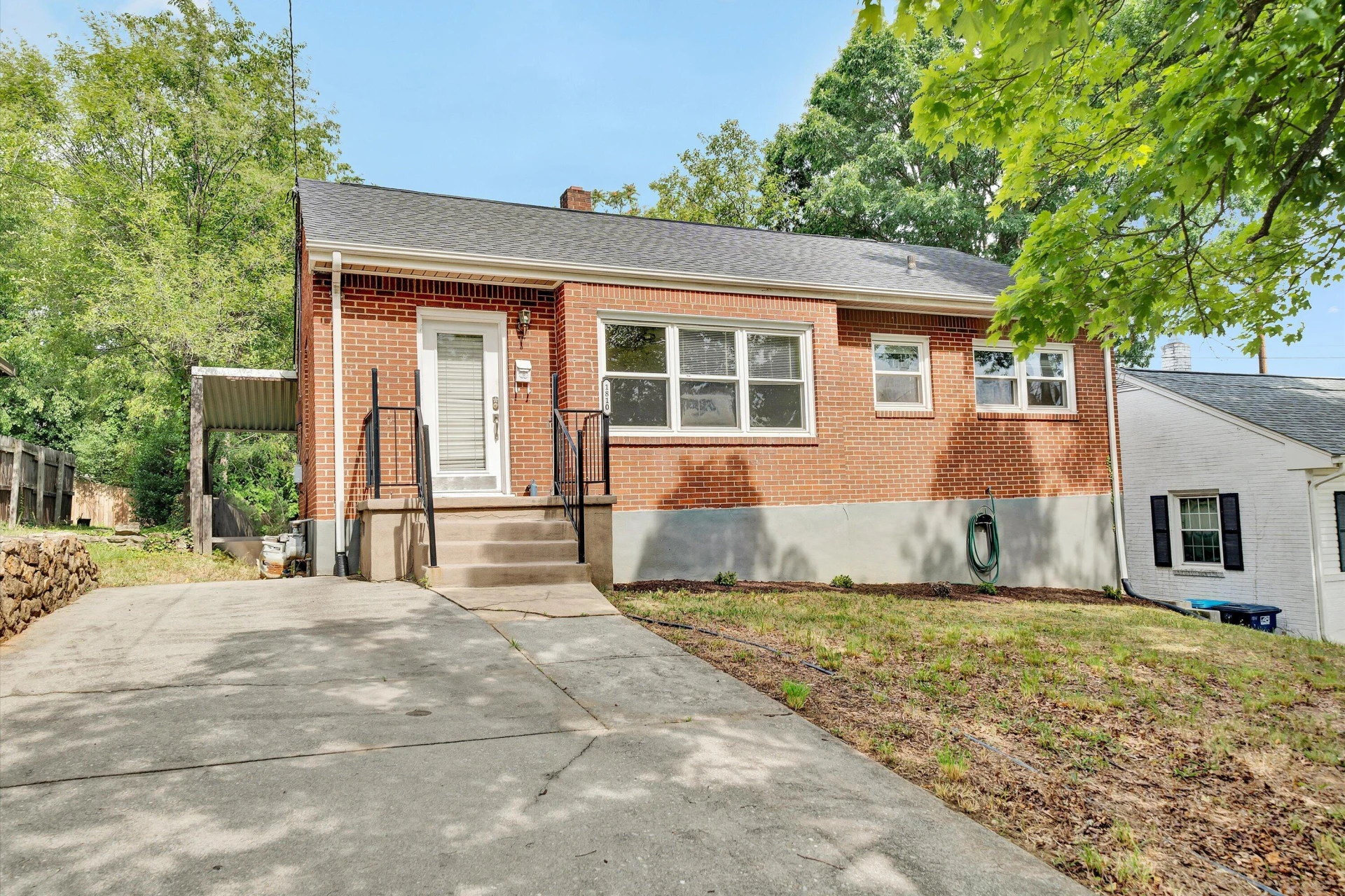 1810 Lawnhill ST SW - Photo 2