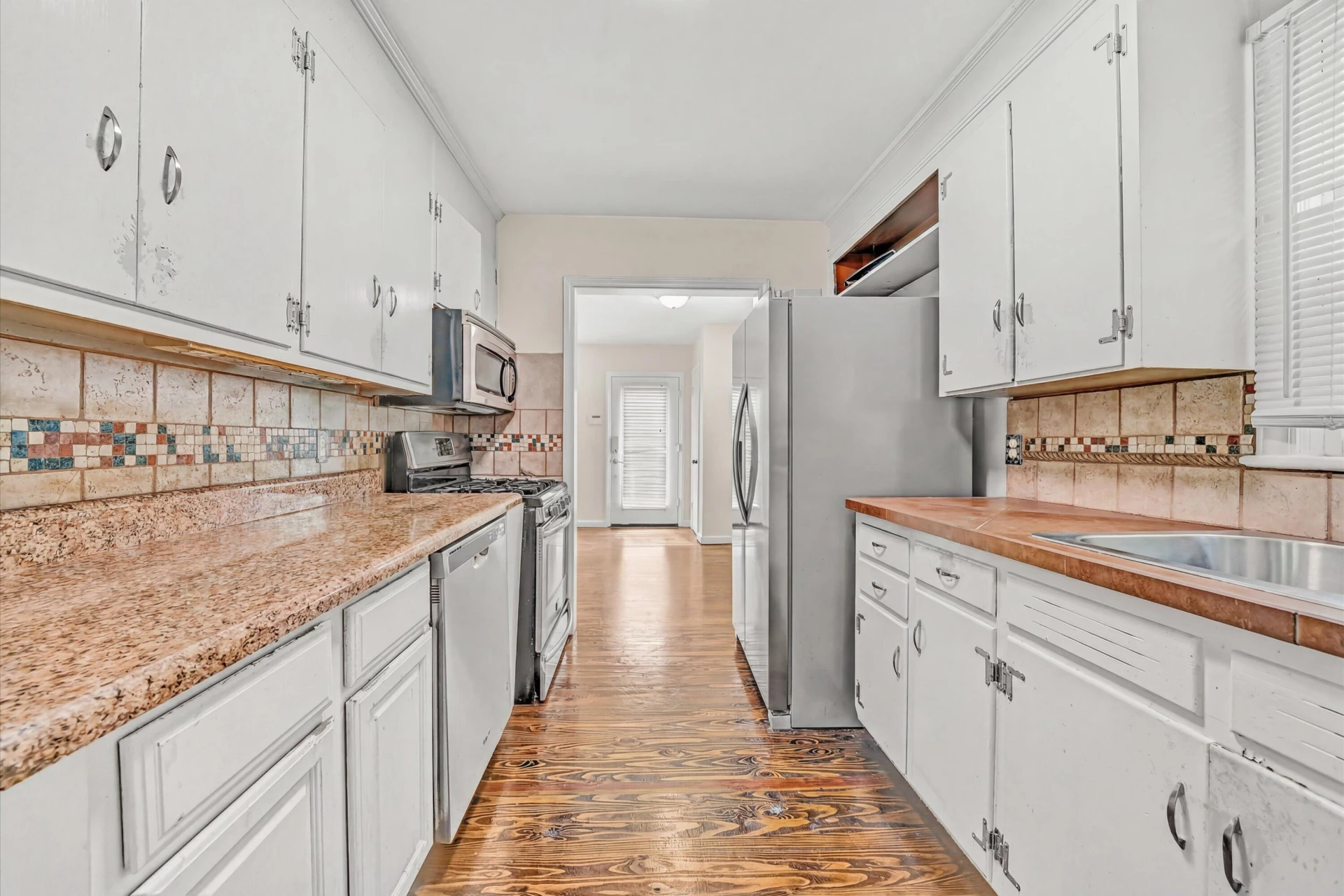 1810 Lawnhill ST SW - Photo 6