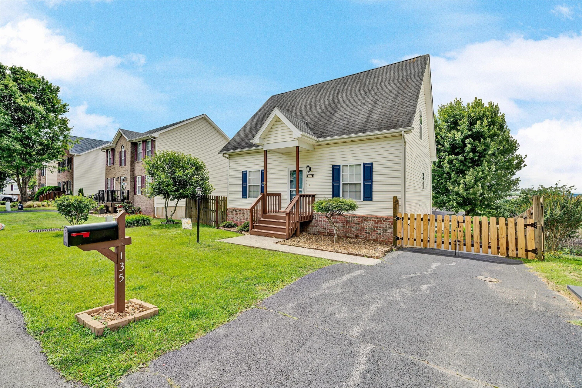135 Wistaria DR - Photo 2