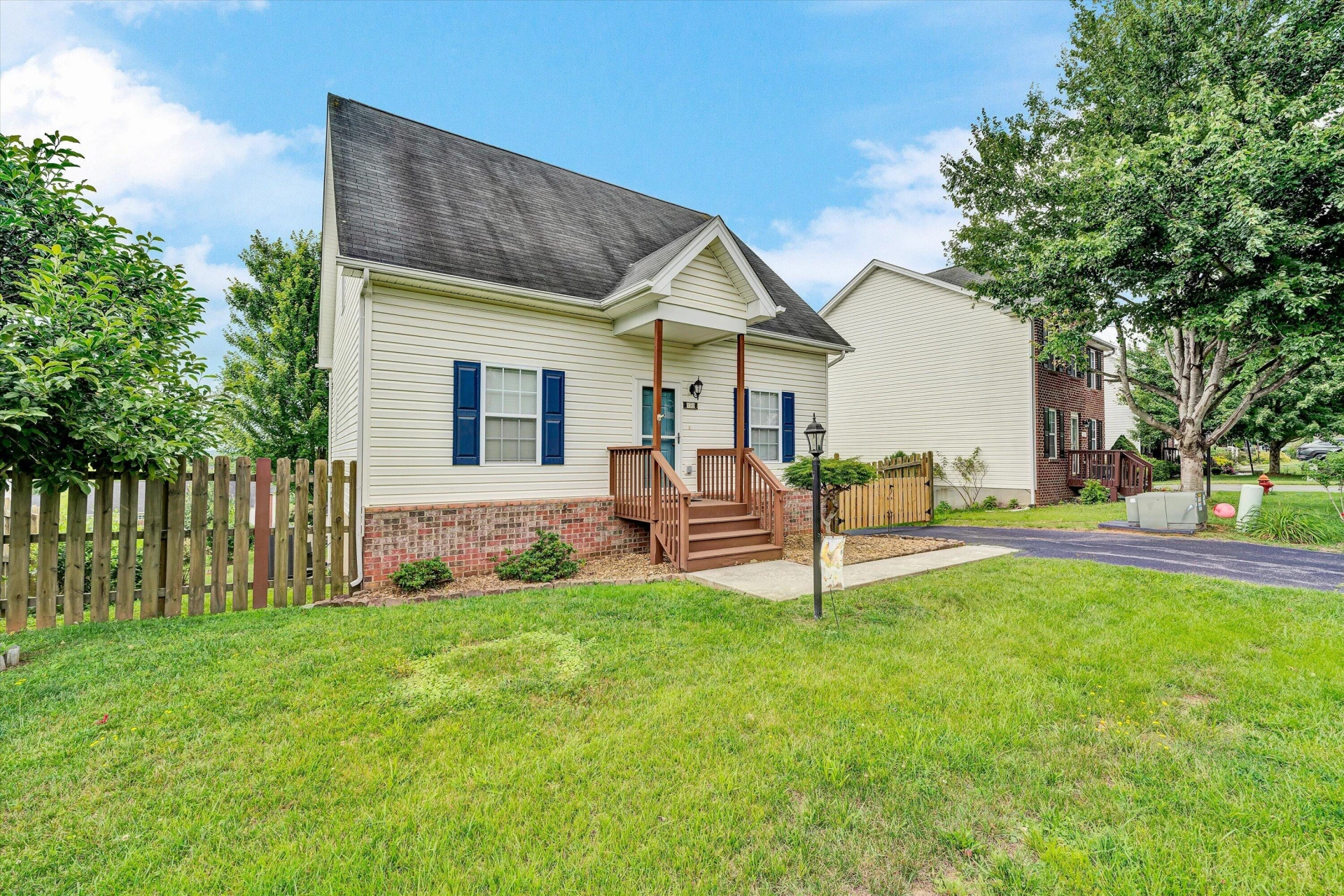 135 Wistaria DR - Photo 3