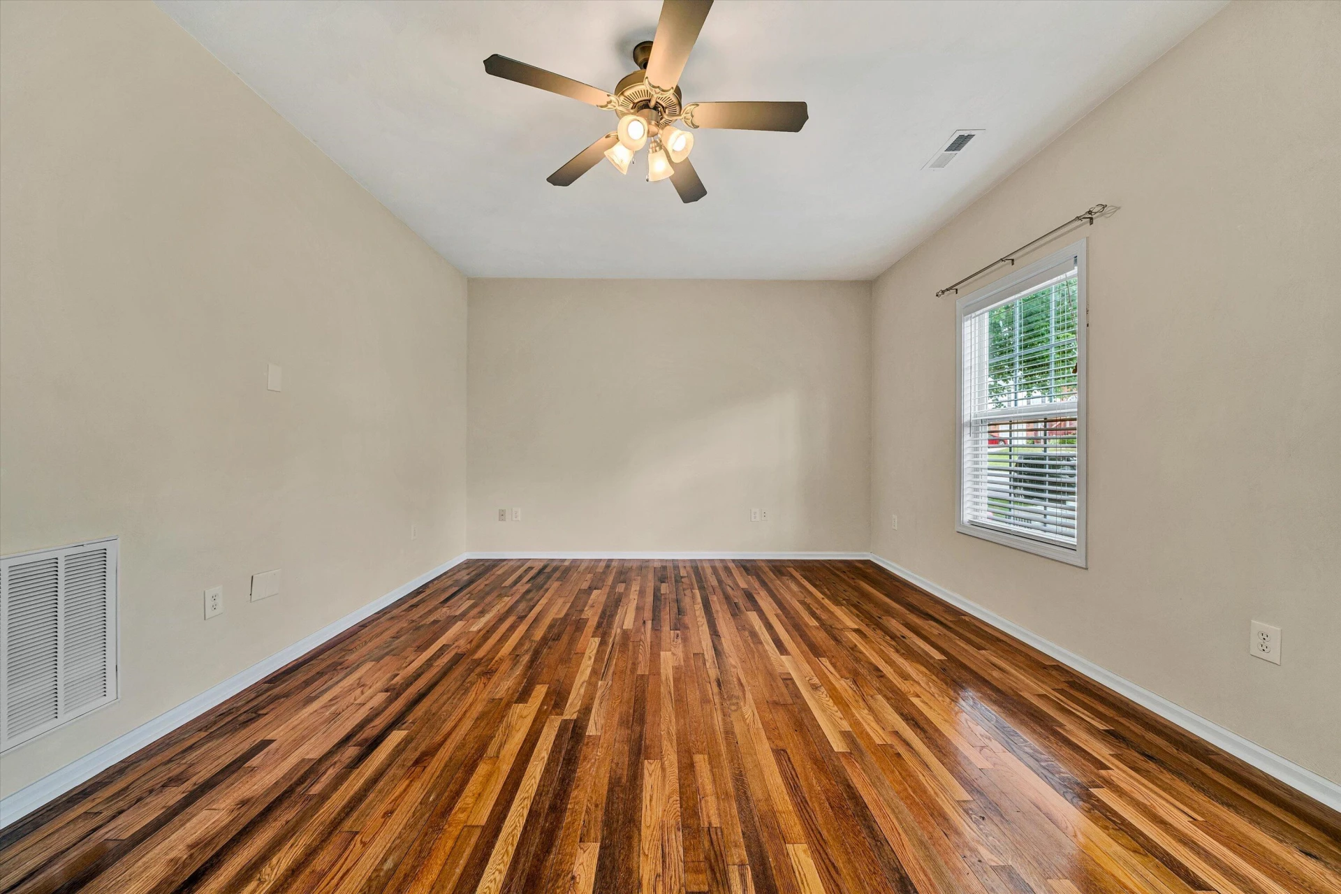 135 Wistaria DR - Photo 6