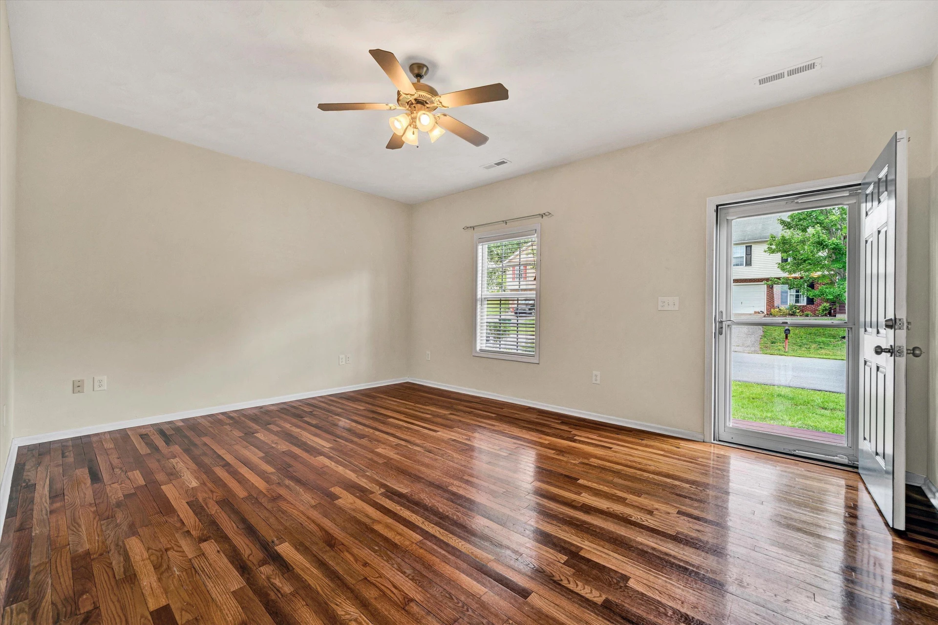 135 Wistaria DR - Photo 7