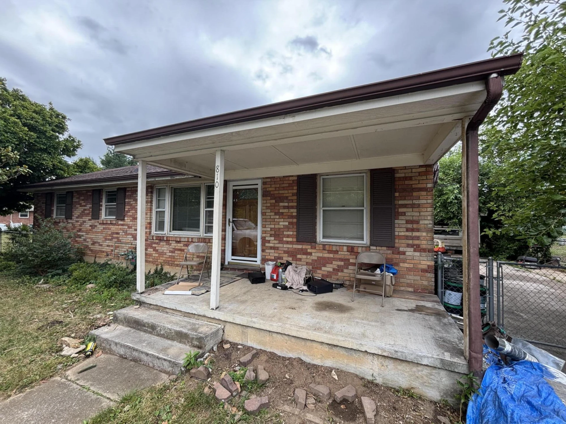 810 E Riverside DR