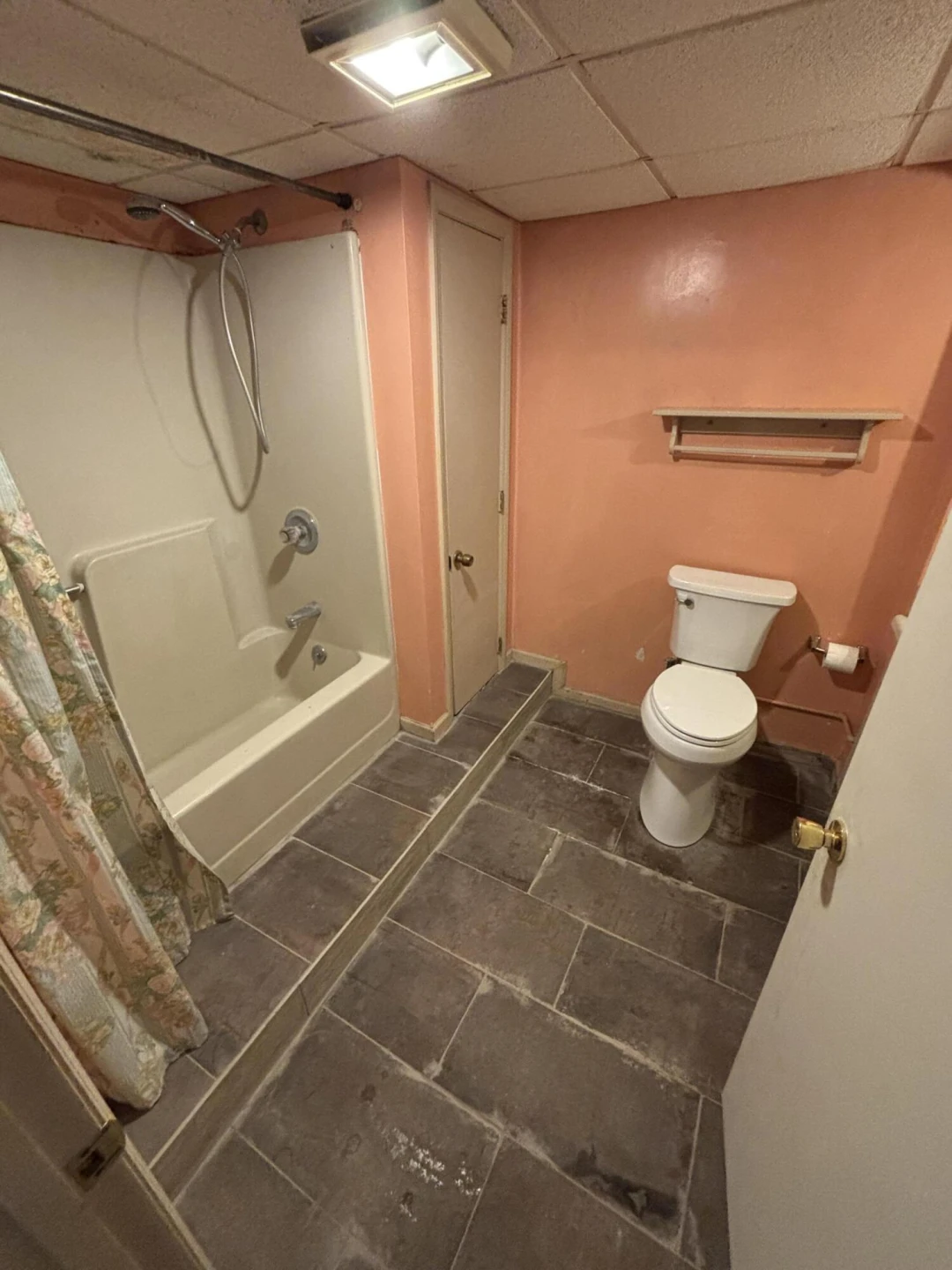810 E Riverside DR - Photo 16
