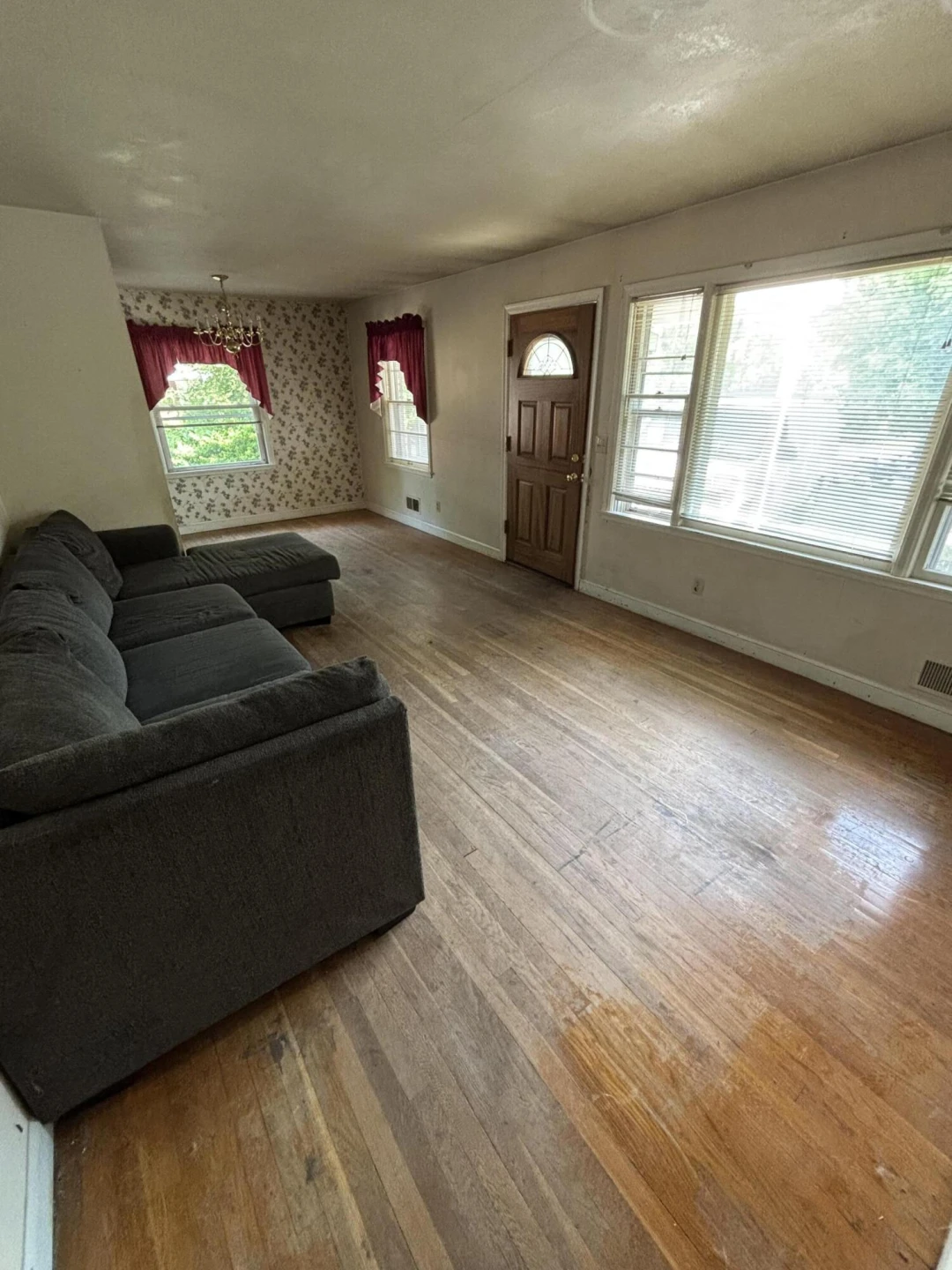 810 E Riverside DR - Photo 2